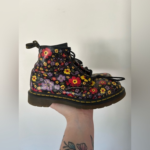 Dr Martens 101 multicoloured floral six eye boots Size 6.5 - Picture 1 of 8
